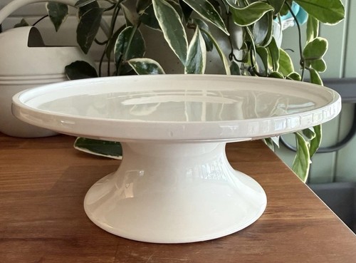 White ceramic pedestal cake - 8",